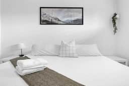 2 King Beds Covered Parking Walkable - Image 5