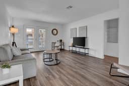 2 King Beds Covered Parking Walkable - Image 3
