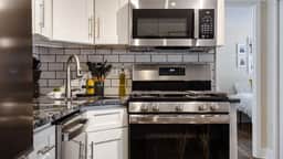 1BR  King East Liberty Apt | Parking - Image 5