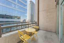Balcony Loft ,City Views, Walkable - Image 3