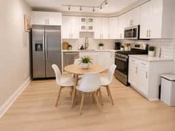 2BR East Liberty Apt | King | Parking - Image 5