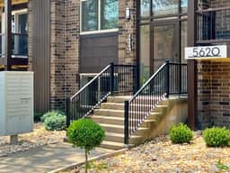 2BR East Liberty Apt | King | Parking - Image 3