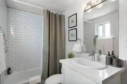 Modern Midtown Suite with Free Parking - Image 5