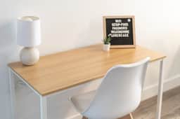 Modern Midtown Suite with Free Parking - Image 4