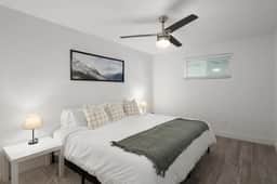 Modern Midtown Suite with Free Parking - Image 2
