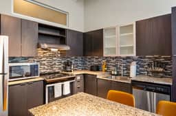 Downtown 2 Bed w/ Pool, Hot Tub, Gym - Image 4