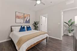 2BR, Balcony, Walk to Attractions - Image 2