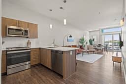 Walkable Downtown 2 Bed with Balcony - Image 4