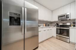 Lux 3BR w 3 King Beds, Downtown, Parking - Image 5
