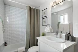 1 King Bed in Midtown | Near Golf - Image 4