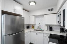 1 King Bed in Midtown | Near Golf - Image 3