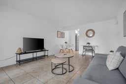 Suite in Central Phoenix with Parking - Image 2