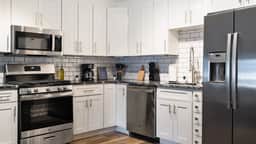 2BR East Liberty ,Walkable, Parking - Image 3