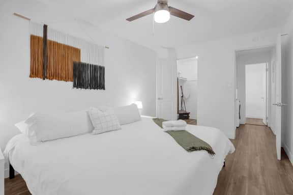 Walkable King Bed Stay Close to Golf - Image 2