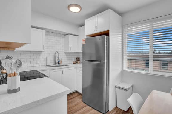 2 King Beds Covered Parking Walkable - Image 4