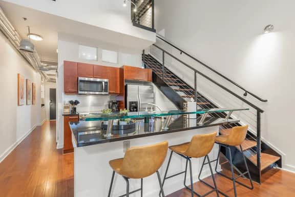 Balcony Loft ,City Views, Walkable - Image 4