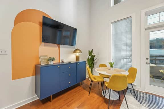 Balcony Loft ,City Views, Walkable - Image 5