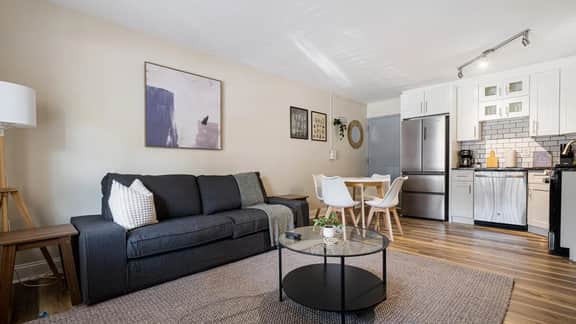 1BR  King East Liberty Apt | Parking - Image 4