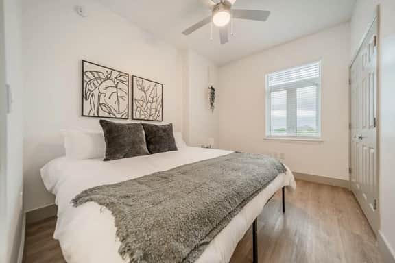 Uptown 4 Bed w Balcony Downtown, Parking - Image 3