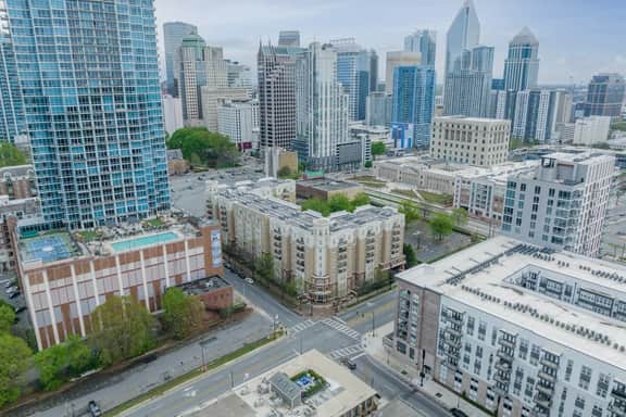 Uptown 4 Bed w Balcony Downtown, Parking - Image 5