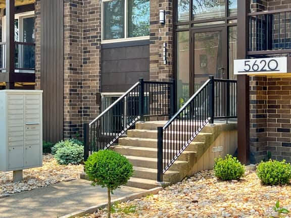 2BR East Liberty Apt | King | Parking - Image 3