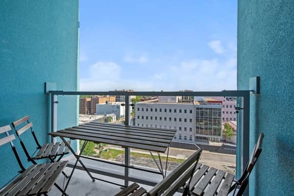 2BR, Balcony, Downtown, Gym - Image 2