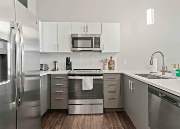 2BR, Balcony, Downtown, Gym - Image 5