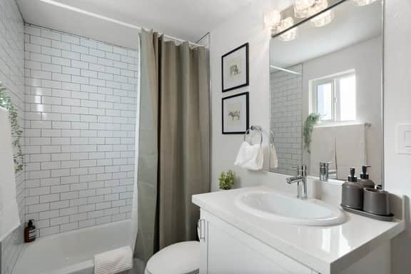 Modern Midtown Suite with Free Parking - Image 5