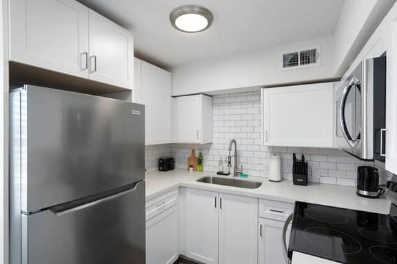 Modern Midtown Suite with Free Parking - Image 3