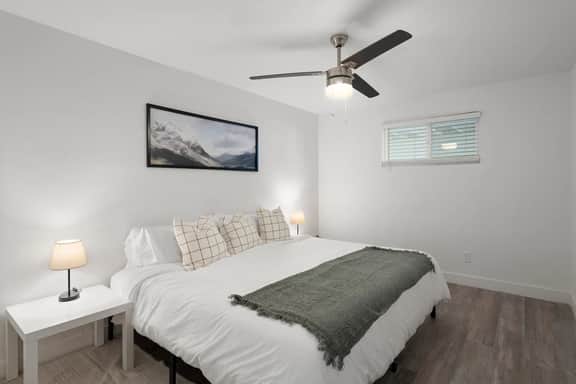 King bed | Close to Phoenix Zoo - Image 2