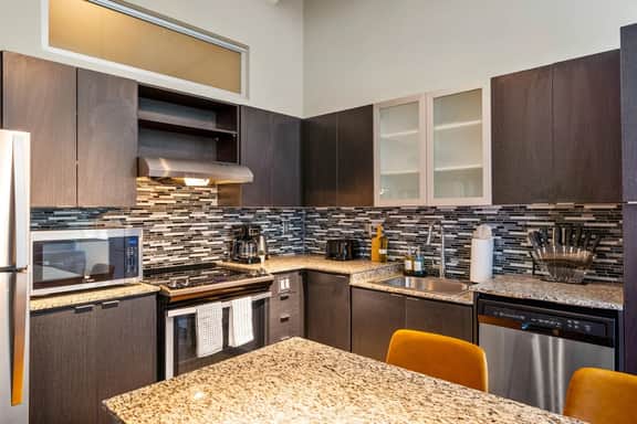 Downtown 2 Bed w/ Pool, Hot Tub, Gym - Image 4