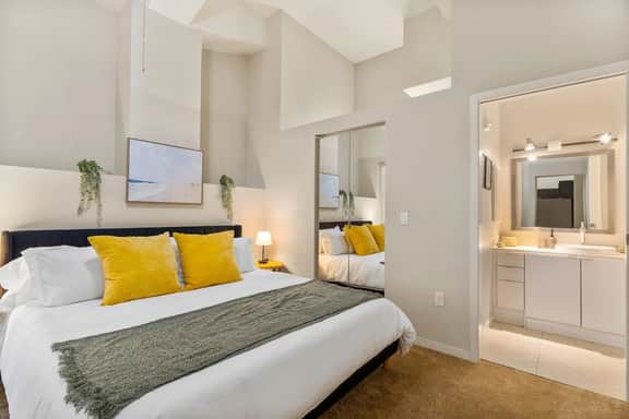 Downtown 2 Bed w/ Pool, Hot Tub, Gym - Image 2