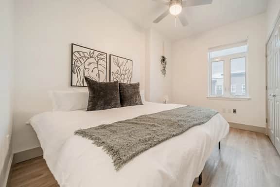 4BR, Walk to NFL with Gym, Parking - Image 3
