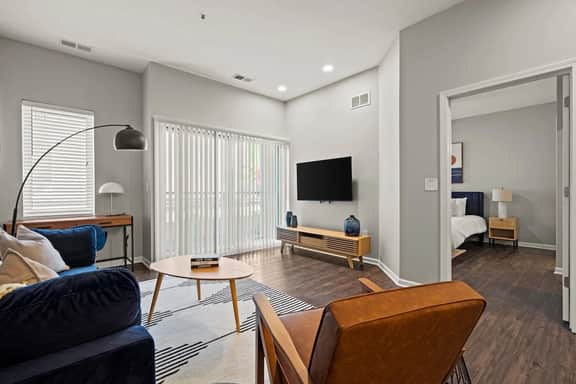 2BR, Balcony, Walk to Attractions - Image 5