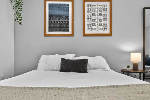 Studio to Downtown w Rooftop - Image 4