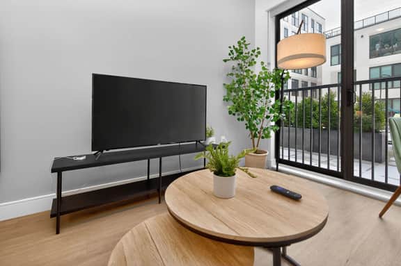 Studio to Downtown w Rooftop - Image 3