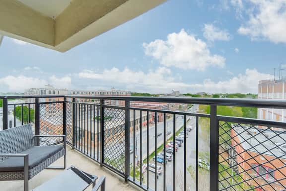 Uptown 3BR with Balcony City Views, Parking - Image 2