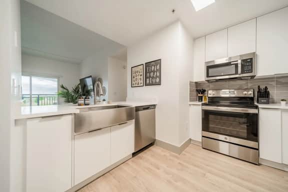 Uptown 3BR with Balcony City Views, Parking - Image 4