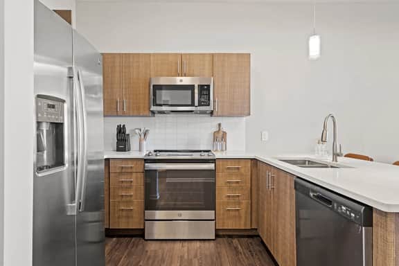 Walkable Downtown 2 Bed with Balcony - Image 5