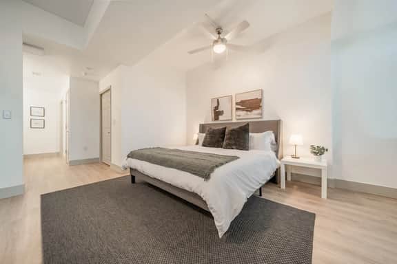 Walkable 3 Bedroom Uptown, Parking - Image 2