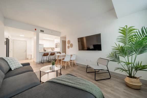 Walkable 3 Bedroom Uptown, Parking - Image 4