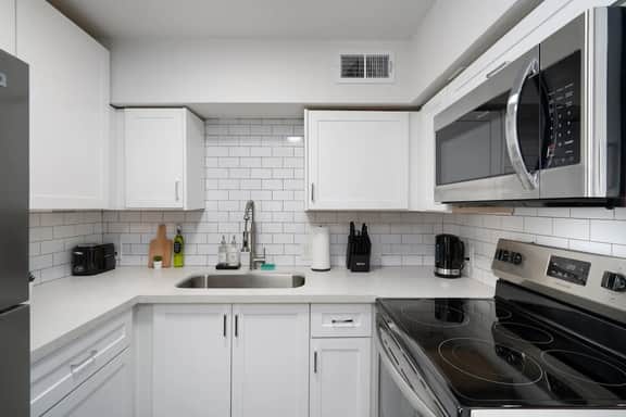 Midtown 2 King| Near Roosevelt Row - Image 4