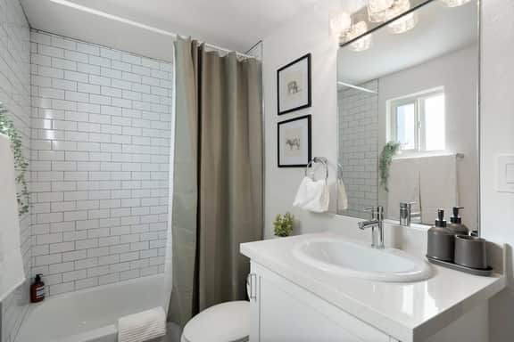 1 King Bed in Midtown | Near Golf - Image 4