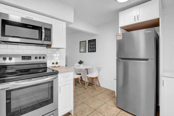Suite in Central Phoenix with Parking - Image 3