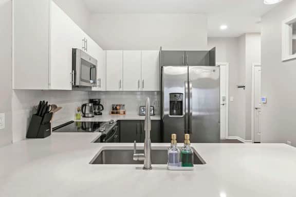 Midtown, Walkable, Parking - Image 4