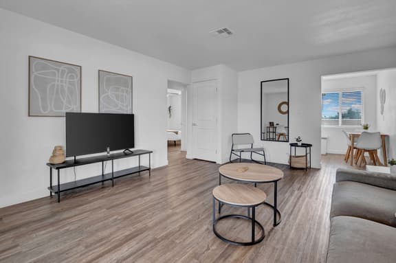 2 King Beds Covered Parking Walkable - Image 1