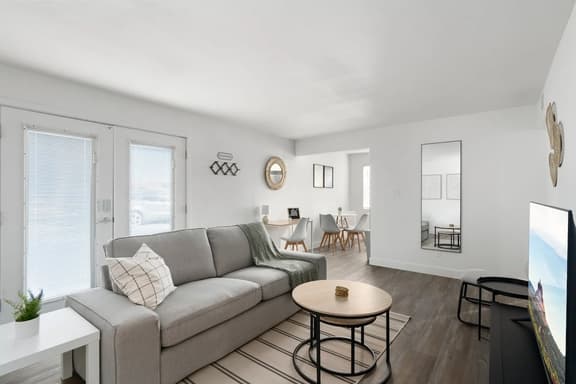 Modern Midtown Suite with Free Parking - Image 1