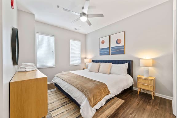 2BR, Balcony, Walk to Attractions - Image 1
