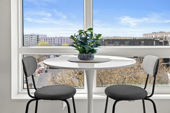 1BR Retreat in Uptown |Walkable | Gym - Image 1