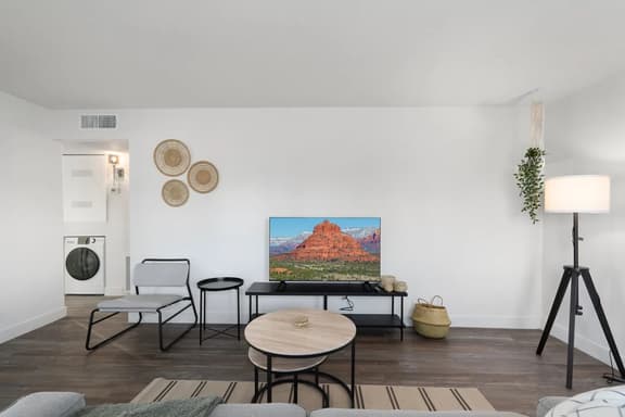 Midtown 2 King| Near Roosevelt Row - Image 1